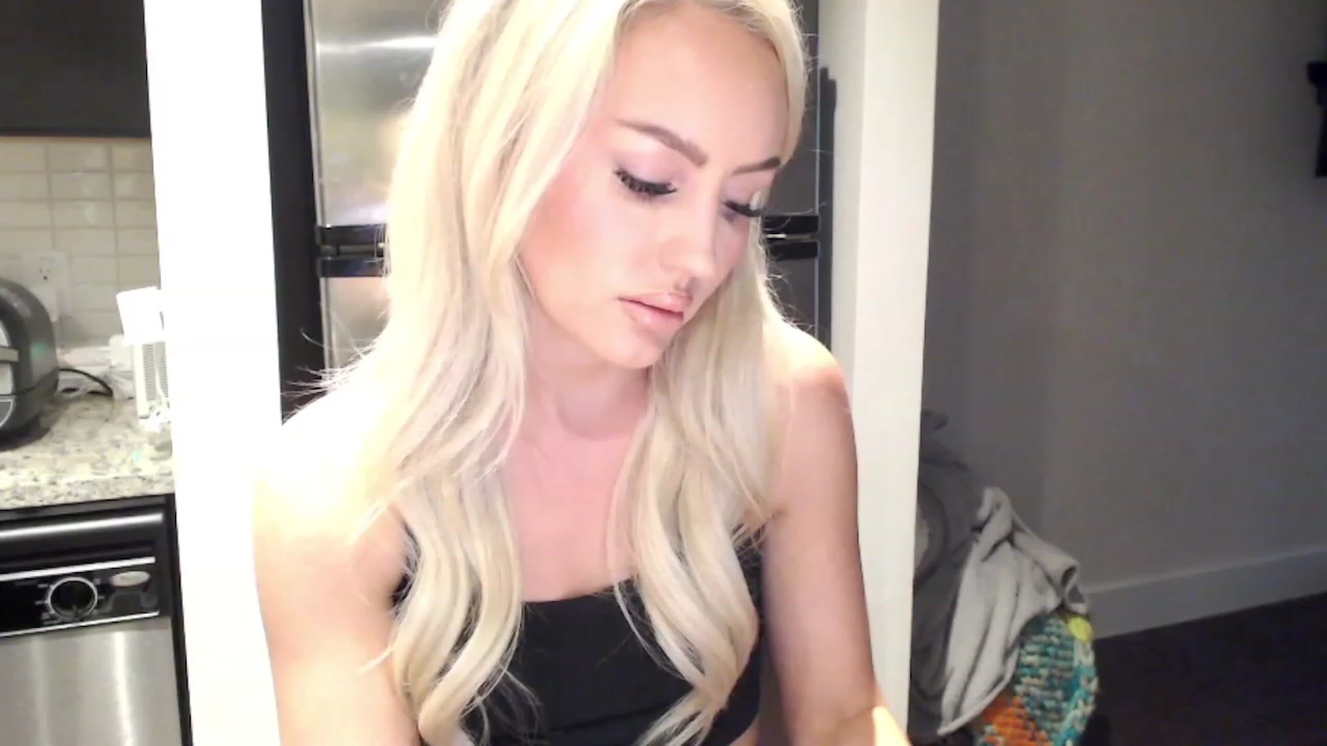 Gallery image thumbnail from Officialelsa's myfreecams stream on, 03/03/2023, 24:45 image 5 of 20