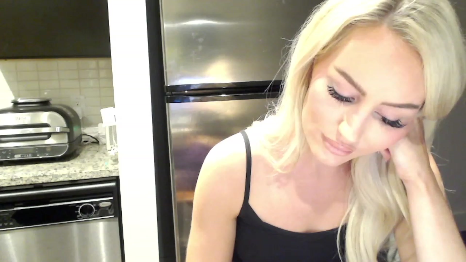 Gallery image thumbnail from Officialelsa's myfreecams stream on, 03/03/2023, 24:45 image 15 of 20
