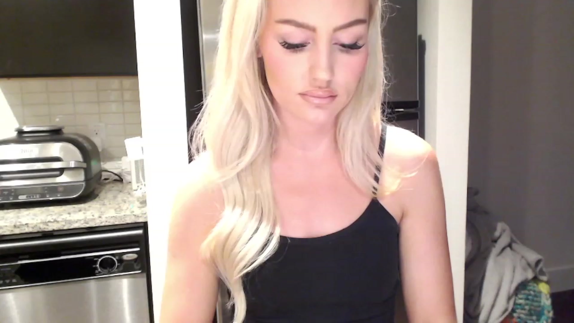 Gallery image thumbnail from Officialelsa's myfreecams stream on, 03/03/2023, 24:45 image 11 of 20