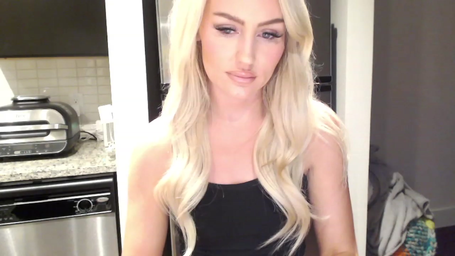 Gallery image thumbnail from Officialelsa's myfreecams stream on, 03/03/2023, 24:45 image 12 of 20