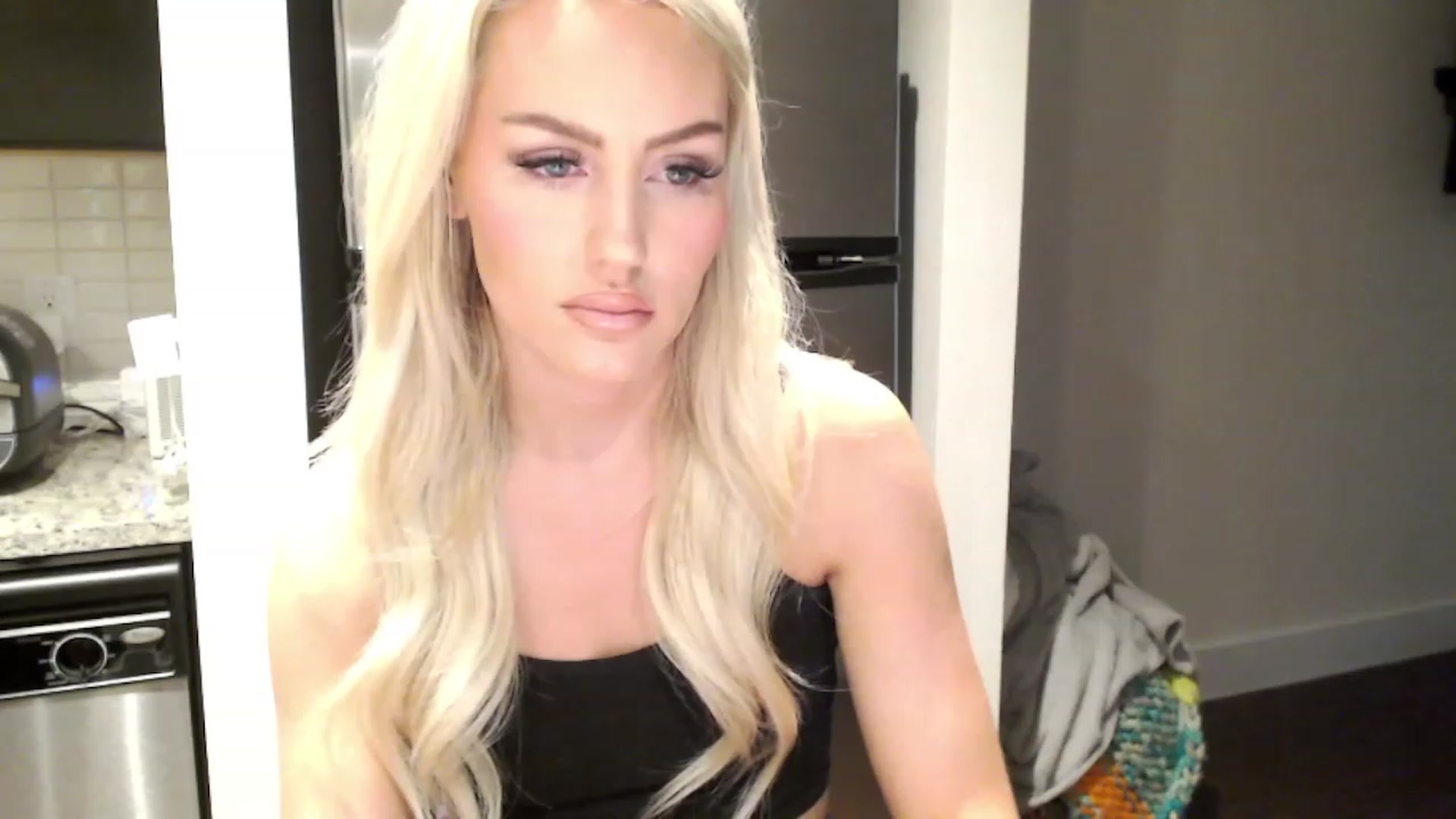 Gallery image thumbnail from Officialelsa's myfreecams stream on, 03/03/2023, 24:45 image 8 of 20