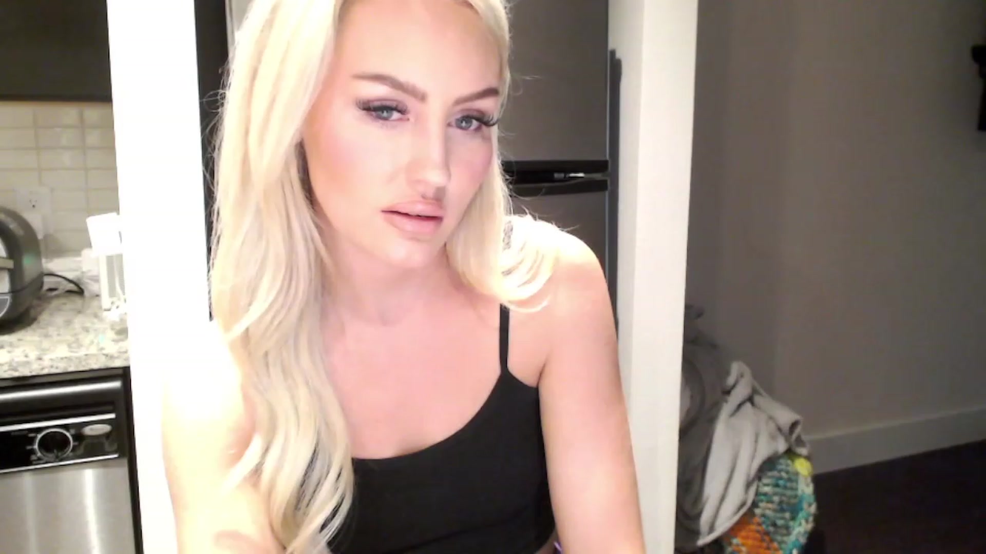 Gallery image thumbnail from Officialelsa's myfreecams stream on, 03/03/2023, 24:45 image 10 of 20