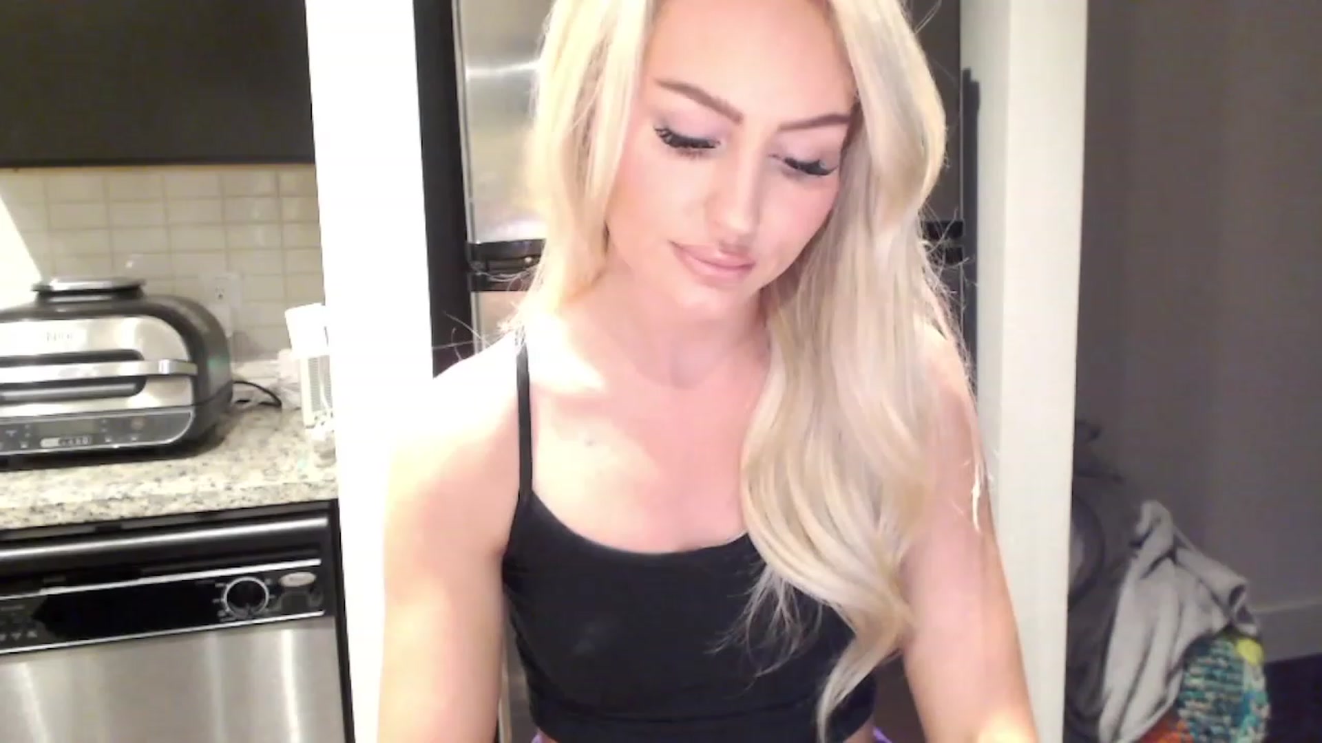 Gallery image thumbnail from Officialelsa's myfreecams stream on, 03/03/2023, 24:45 image 17 of 20
