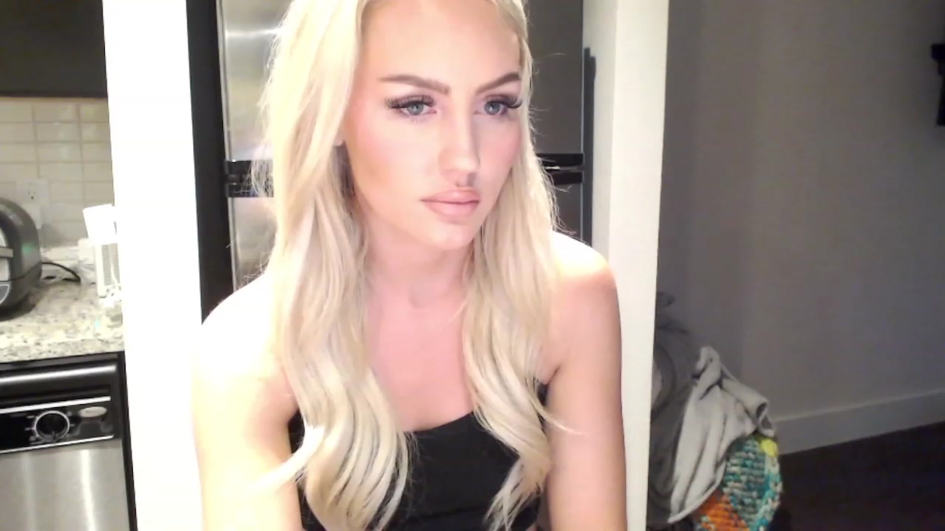 Gallery image thumbnail from Officialelsa's myfreecams stream on, 03/03/2023, 24:45 image 7 of 20