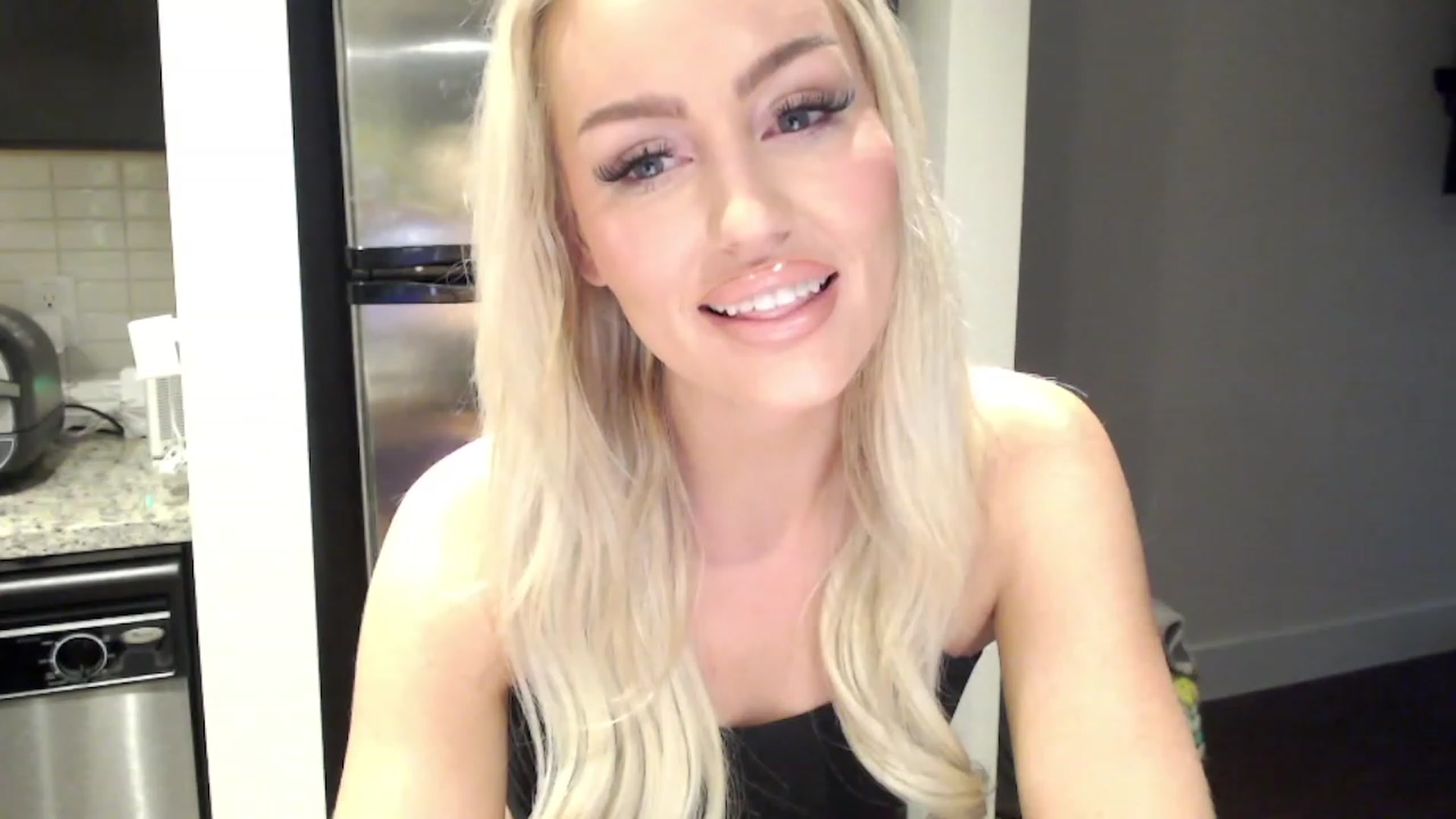 Gallery image thumbnail from Officialelsa's myfreecams stream on, 03/03/2023, 24:45 image 6 of 20