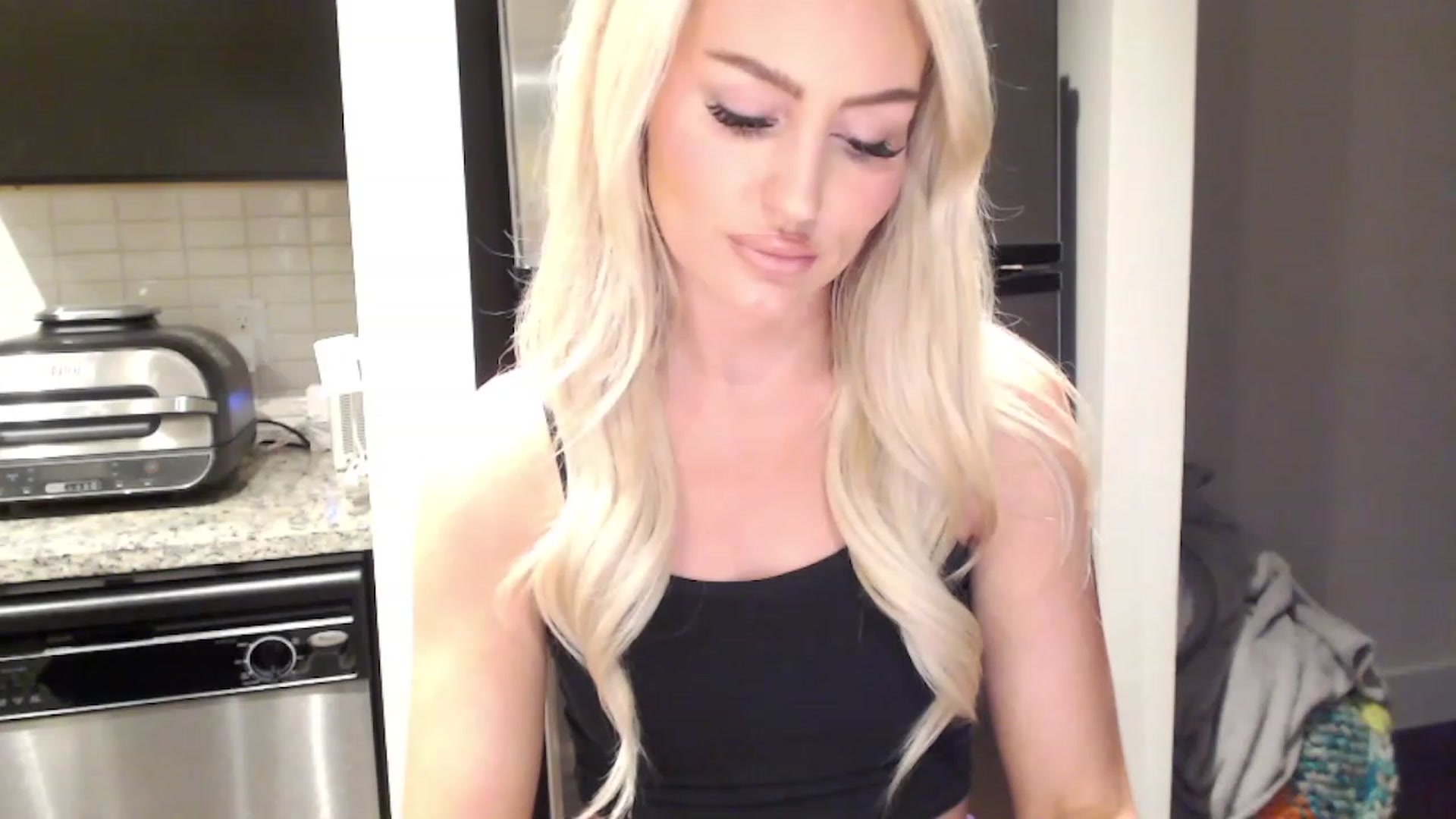 Gallery image thumbnail from Officialelsa's myfreecams stream on, 03/03/2023, 24:45 image 13 of 20