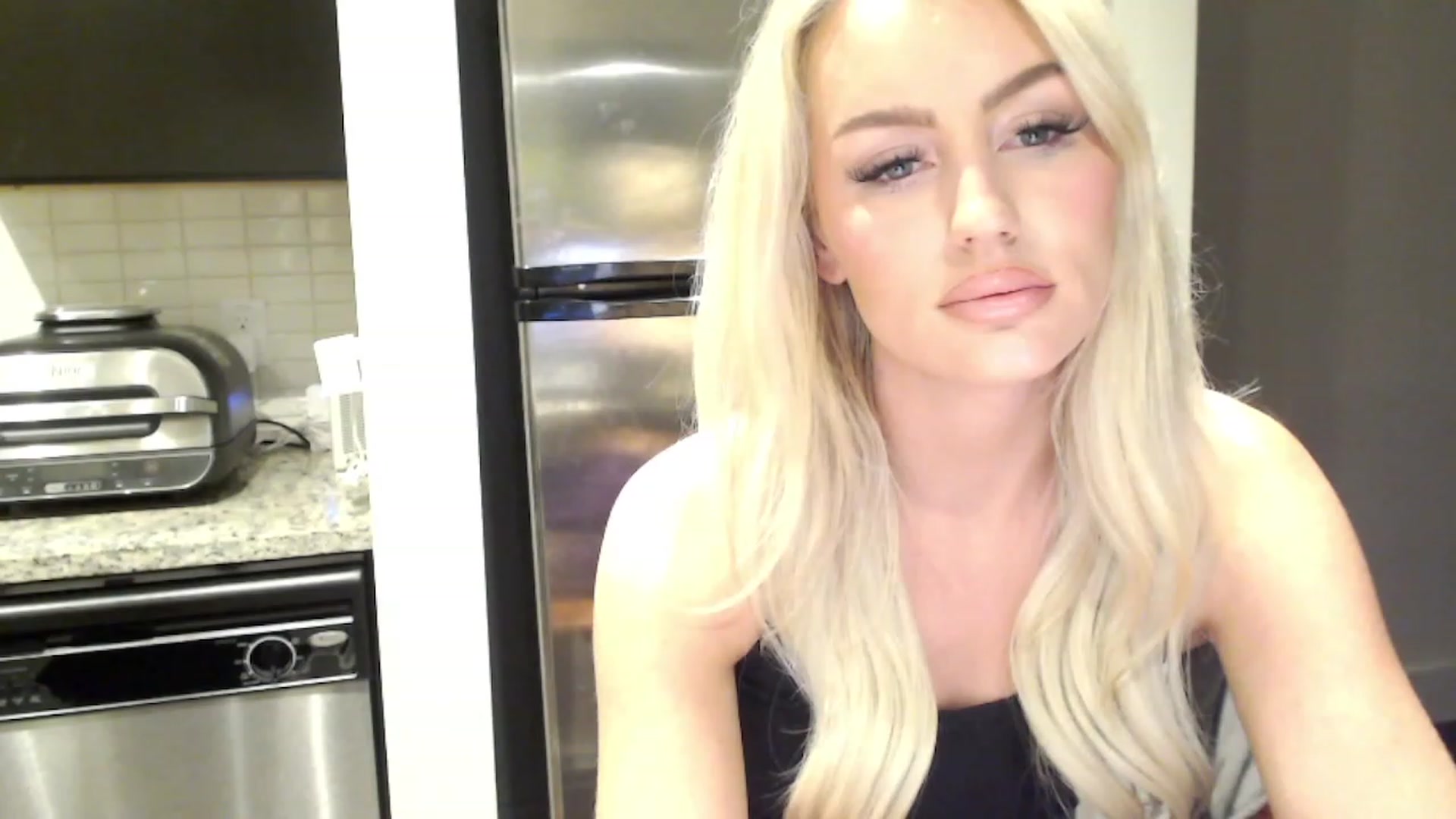 Gallery image thumbnail from Officialelsa's myfreecams stream on, 03/03/2023, 24:45 image 18 of 20