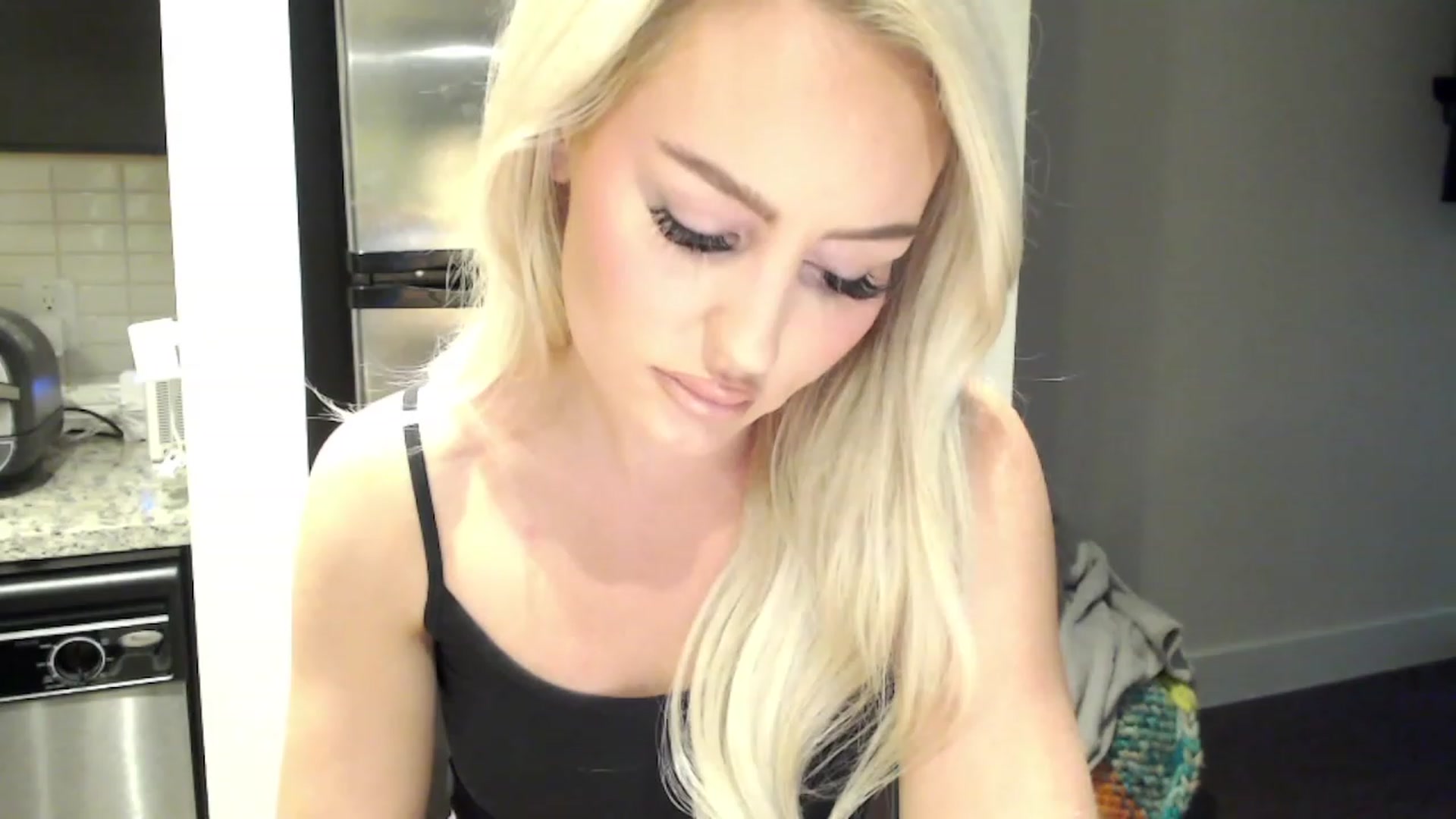 Gallery image thumbnail from Officialelsa's myfreecams stream on, 03/03/2023, 24:45 image 3 of 20