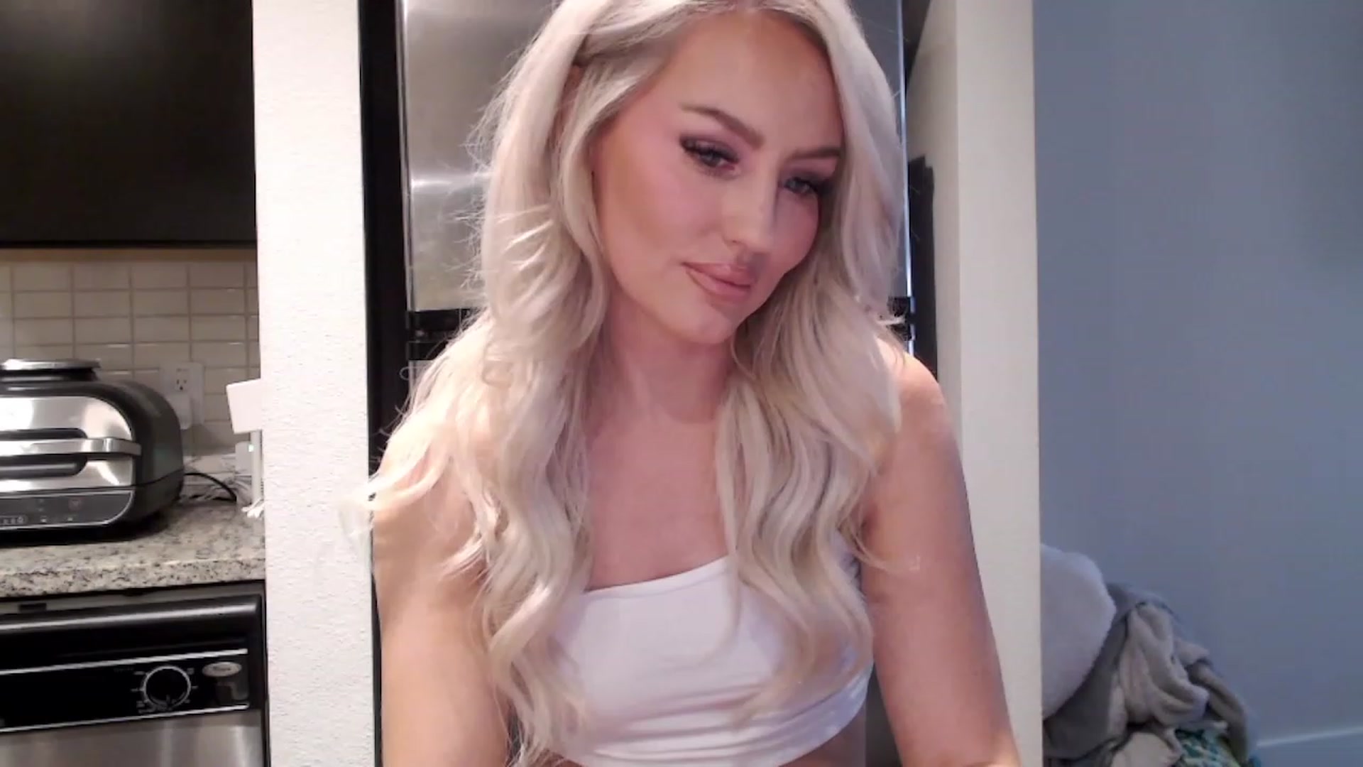 Gallery image thumbnail from Officialelsa's myfreecams stream on, 03/08/2023, 22:16 image 13 of 20