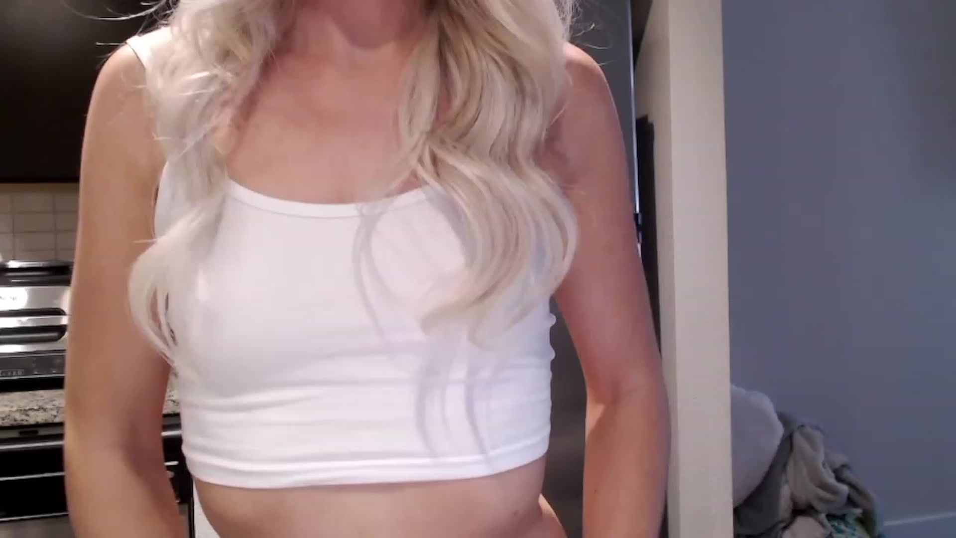 Gallery image thumbnail from Officialelsa's myfreecams stream on, 03/08/2023, 22:16 image 4 of 20