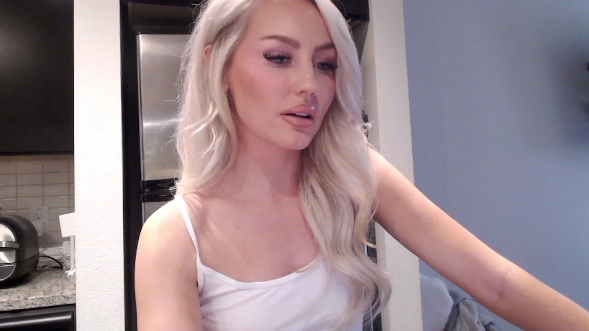 Gallery image thumbnail from Officialelsa's myfreecams stream on, 03/08/2023, 22:16 image 8 of 20