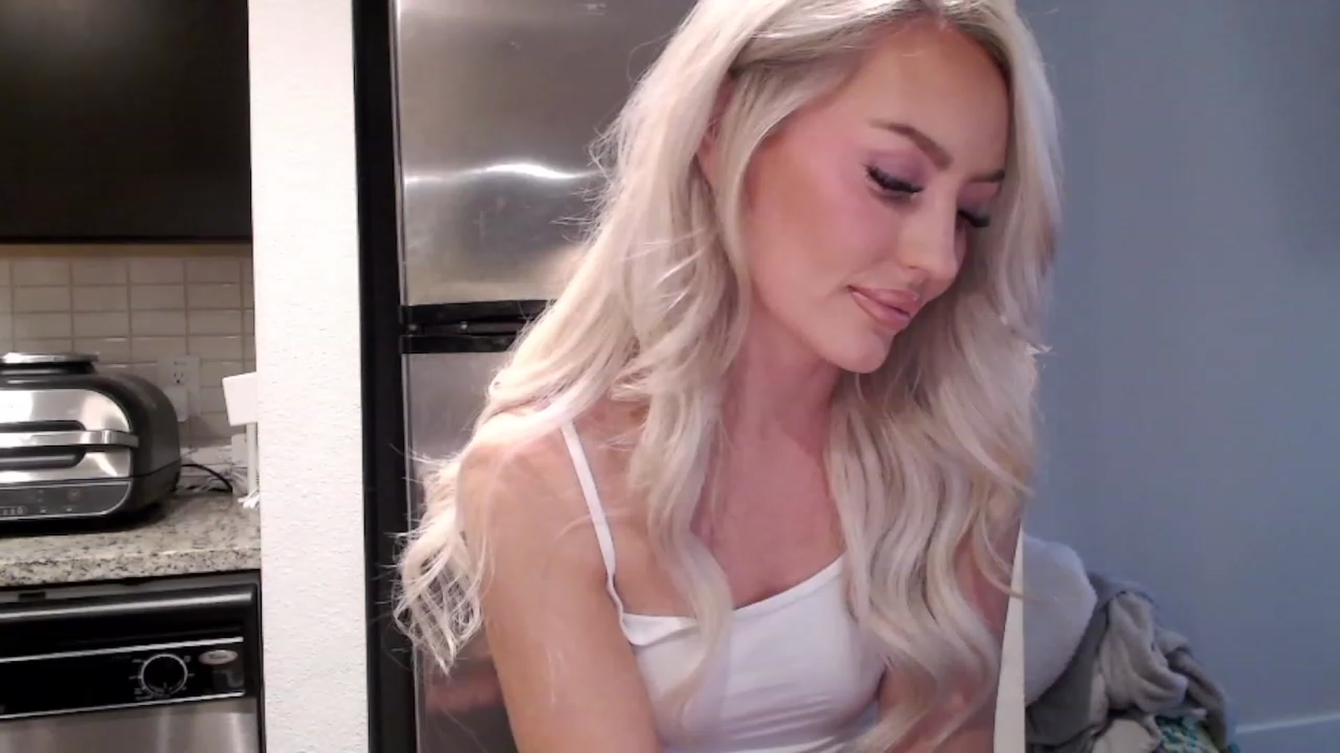 Gallery image thumbnail from Officialelsa's myfreecams stream on, 03/08/2023, 22:16 image 12 of 20