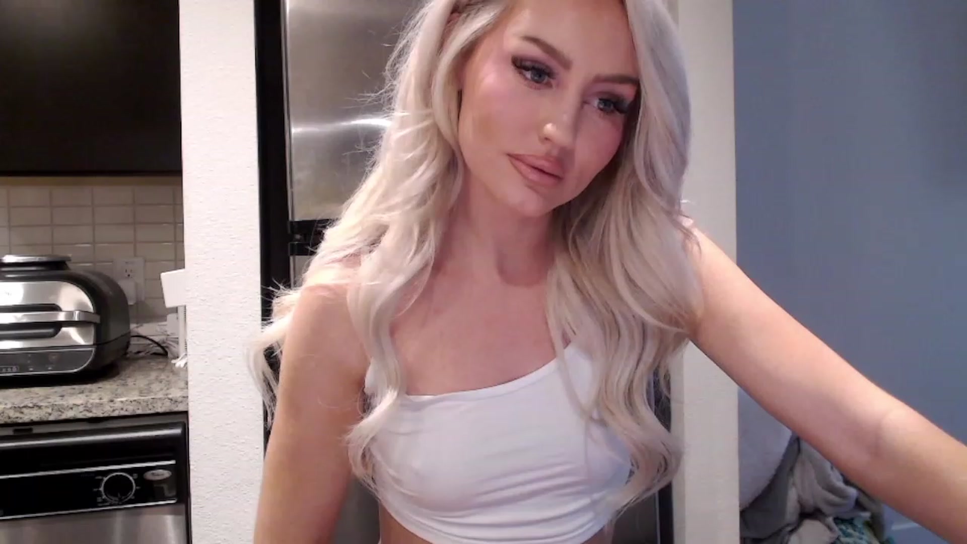 Gallery image thumbnail from Officialelsa's myfreecams stream on, 03/08/2023, 22:16 image 11 of 20