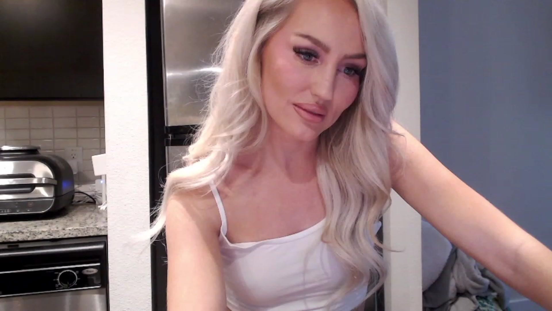 Gallery image thumbnail from Officialelsa's myfreecams stream on, 03/08/2023, 22:16 image 17 of 20