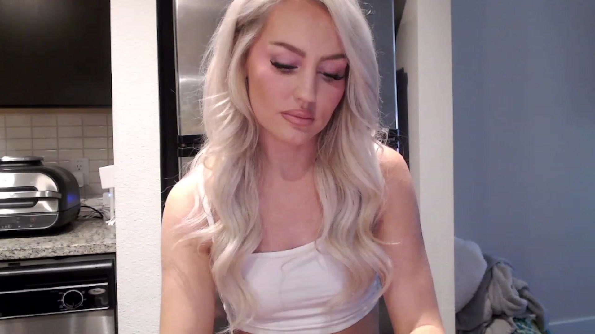 Gallery image thumbnail from Officialelsa's myfreecams stream on, 03/08/2023, 22:16 image 16 of 20
