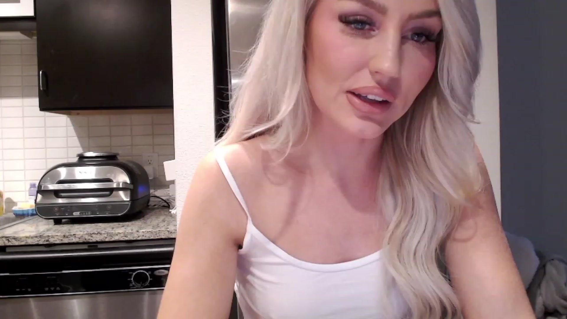 Gallery image thumbnail from Officialelsa's myfreecams stream on, 03/08/2023, 22:16 image 2 of 20
