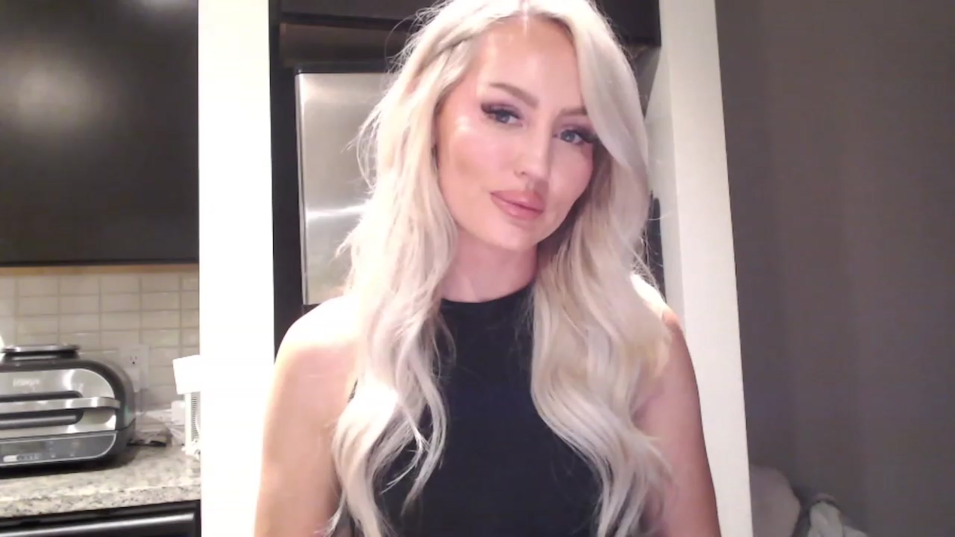 Gallery image thumbnail from Officialelsa's myfreecams stream on, 03/09/2023, 04:38 image 1 of 20