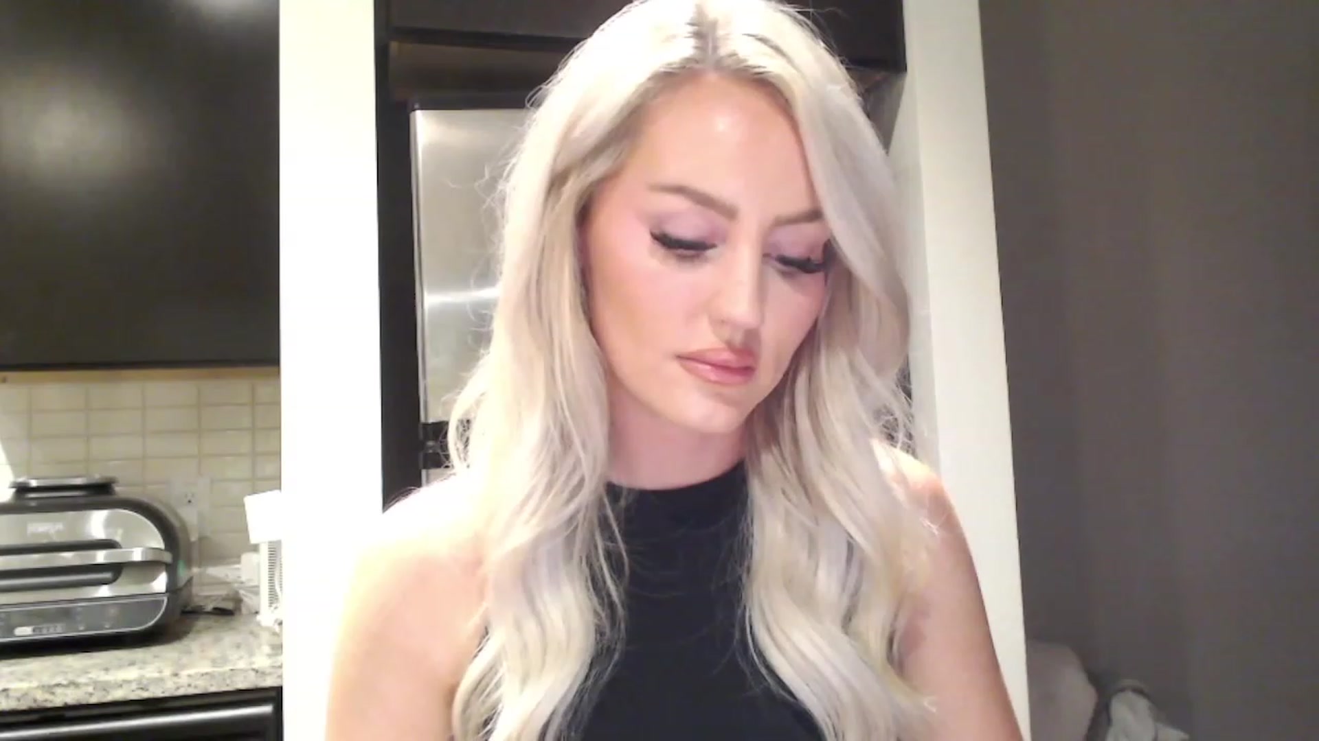 Gallery image thumbnail from Officialelsa's myfreecams stream on, 03/09/2023, 04:38 image 5 of 20