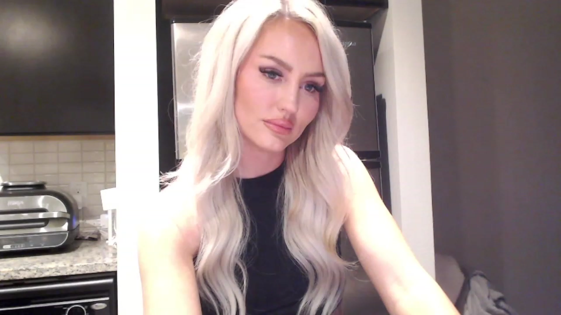 Gallery image thumbnail from Officialelsa's myfreecams stream on, 03/09/2023, 04:38 image 14 of 20
