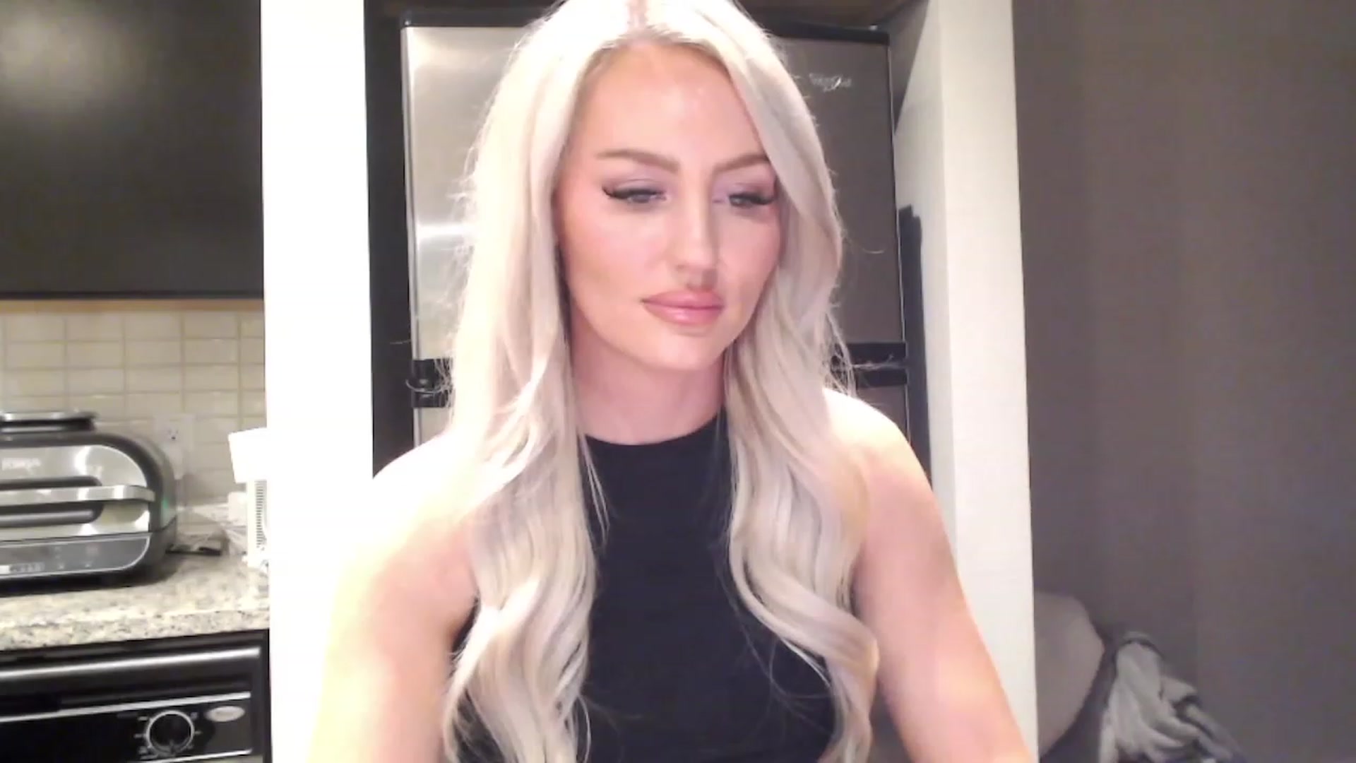 Gallery image thumbnail from Officialelsa's myfreecams stream on, 03/09/2023, 04:38 image 19 of 20