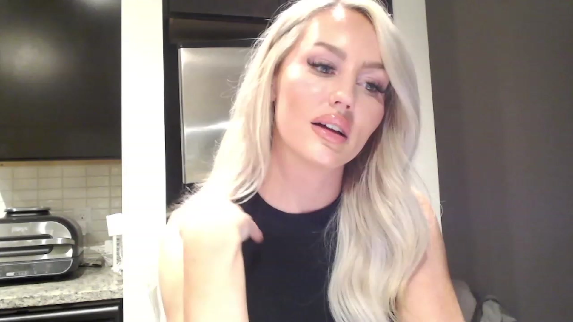 Gallery image thumbnail from Officialelsa's myfreecams stream on, 03/09/2023, 04:38 image 4 of 20