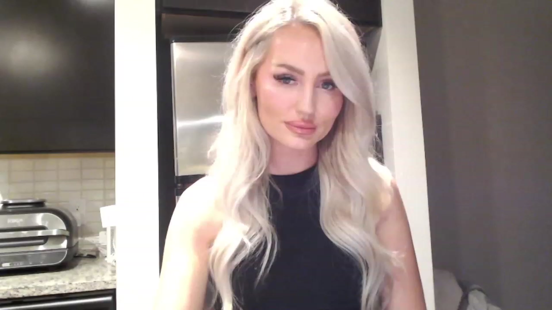 Gallery image thumbnail from Officialelsa's myfreecams stream on, 03/09/2023, 04:38 image 2 of 20