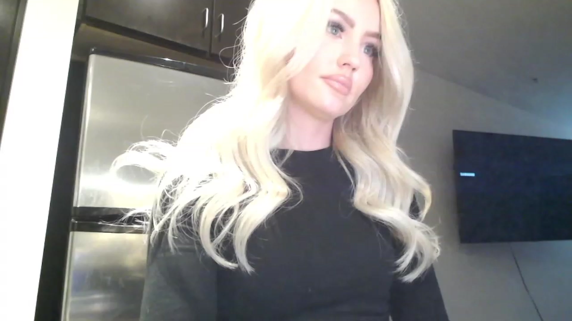 Gallery image thumbnail from Officialelsa's myfreecams stream on, 03/20/2023, 22:37 image 12 of 20