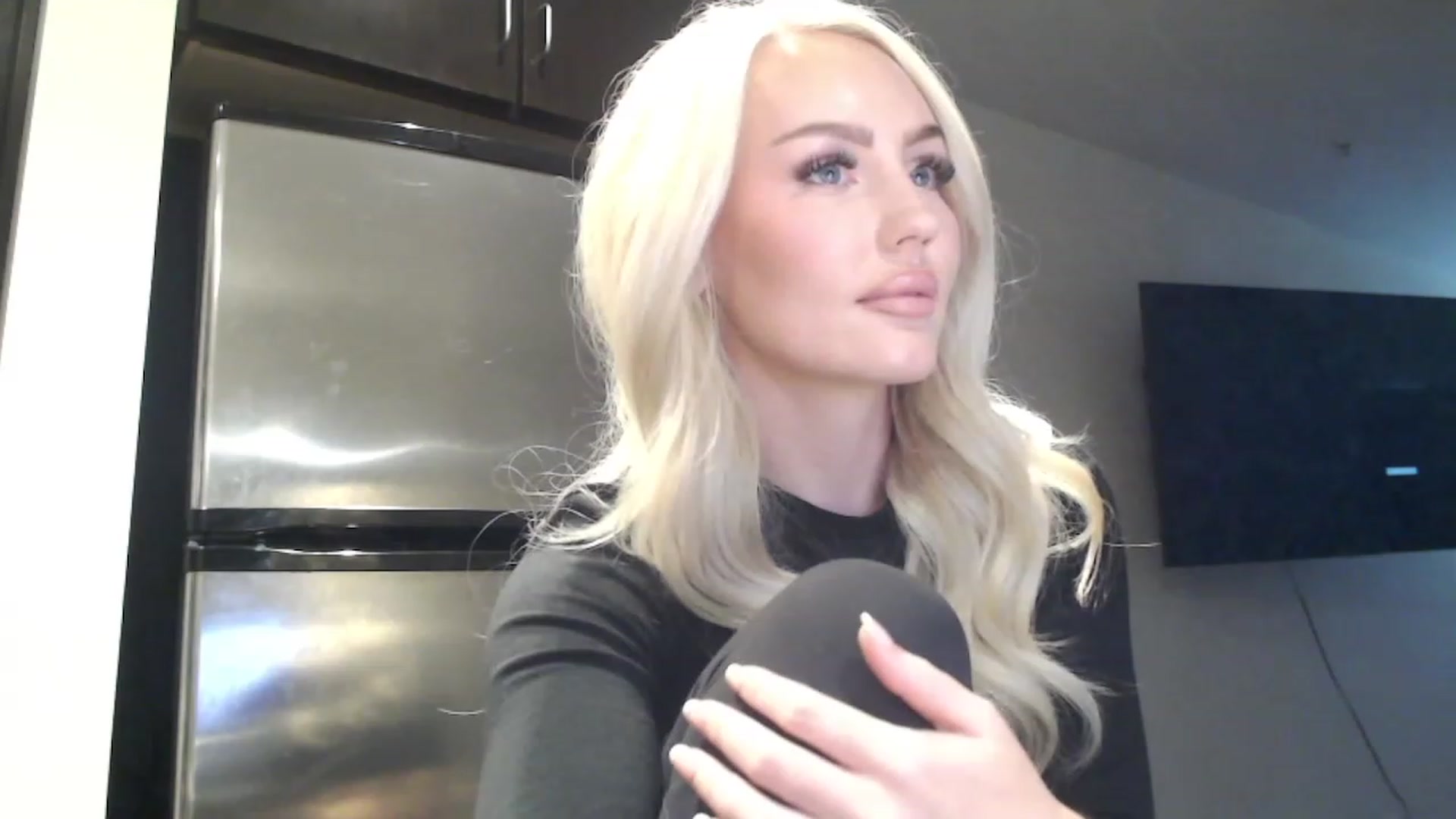 Gallery image thumbnail from Officialelsa's myfreecams stream on, 03/20/2023, 22:37 image 6 of 20