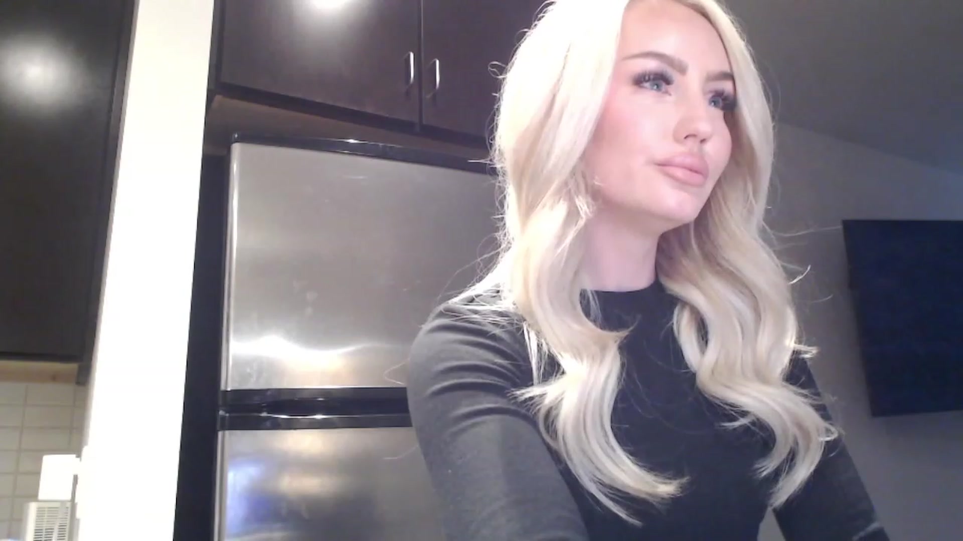 Gallery image thumbnail from Officialelsa's myfreecams stream on, 03/20/2023, 22:37 image 3 of 20