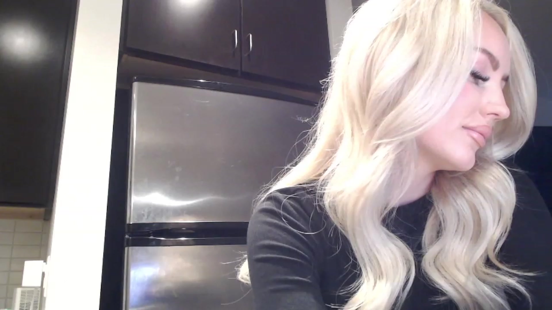 Gallery image thumbnail from Officialelsa's myfreecams stream on, 03/20/2023, 22:37 image 5 of 20