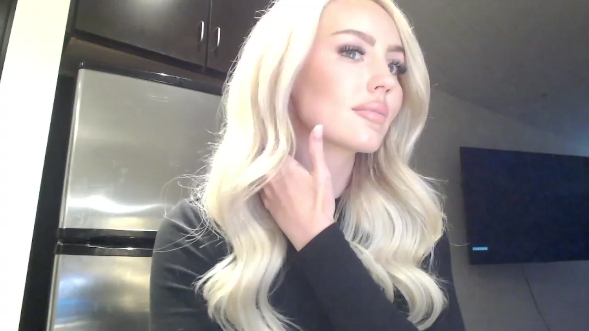 Gallery image thumbnail from Officialelsa's myfreecams stream on, 03/20/2023, 23:40 image 9 of 20