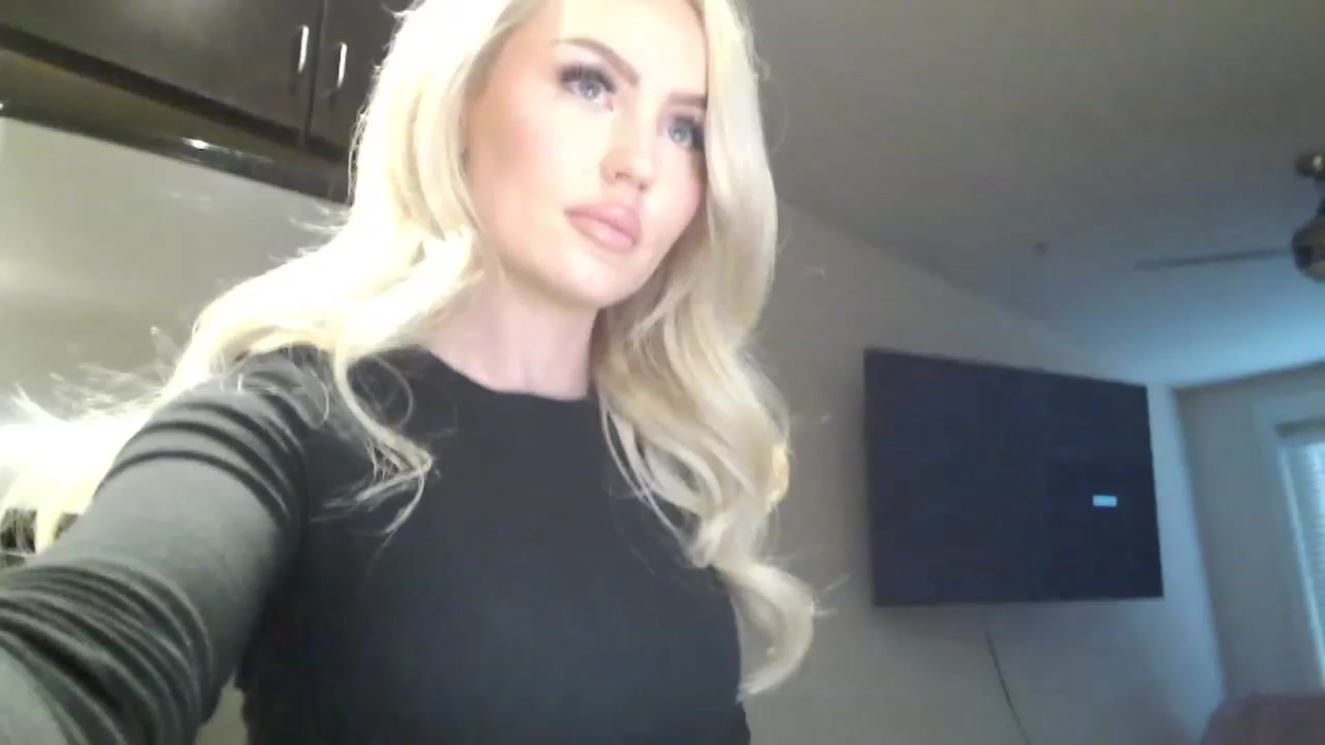 Gallery image thumbnail from Officialelsa's myfreecams stream on, 03/20/2023, 23:40 image 5 of 20