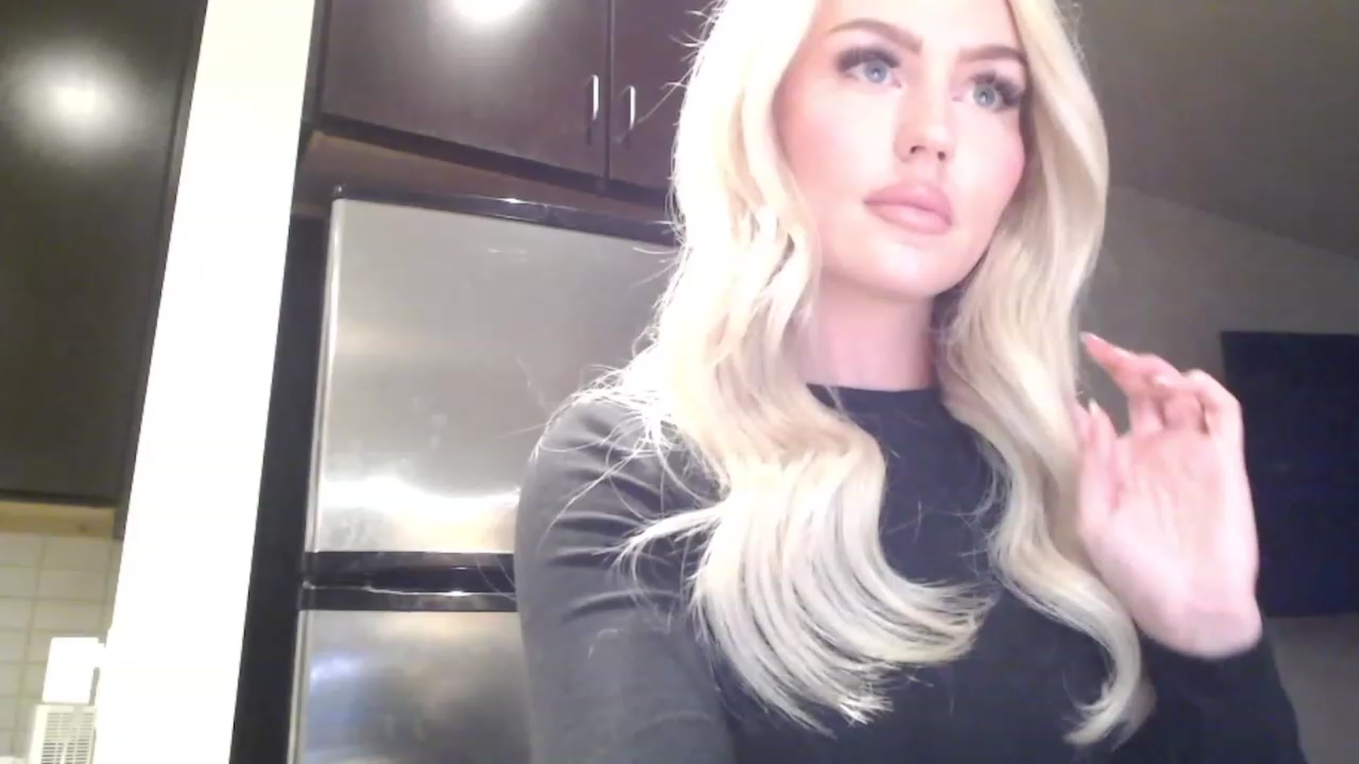Gallery image thumbnail from Officialelsa's myfreecams stream on, 03/20/2023, 23:40 image 16 of 20