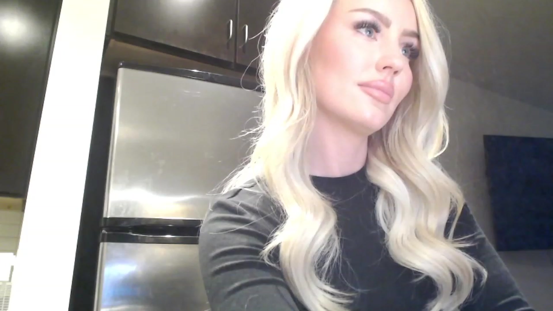 Gallery image thumbnail from Officialelsa's myfreecams stream on, 03/20/2023, 23:40 image 13 of 20