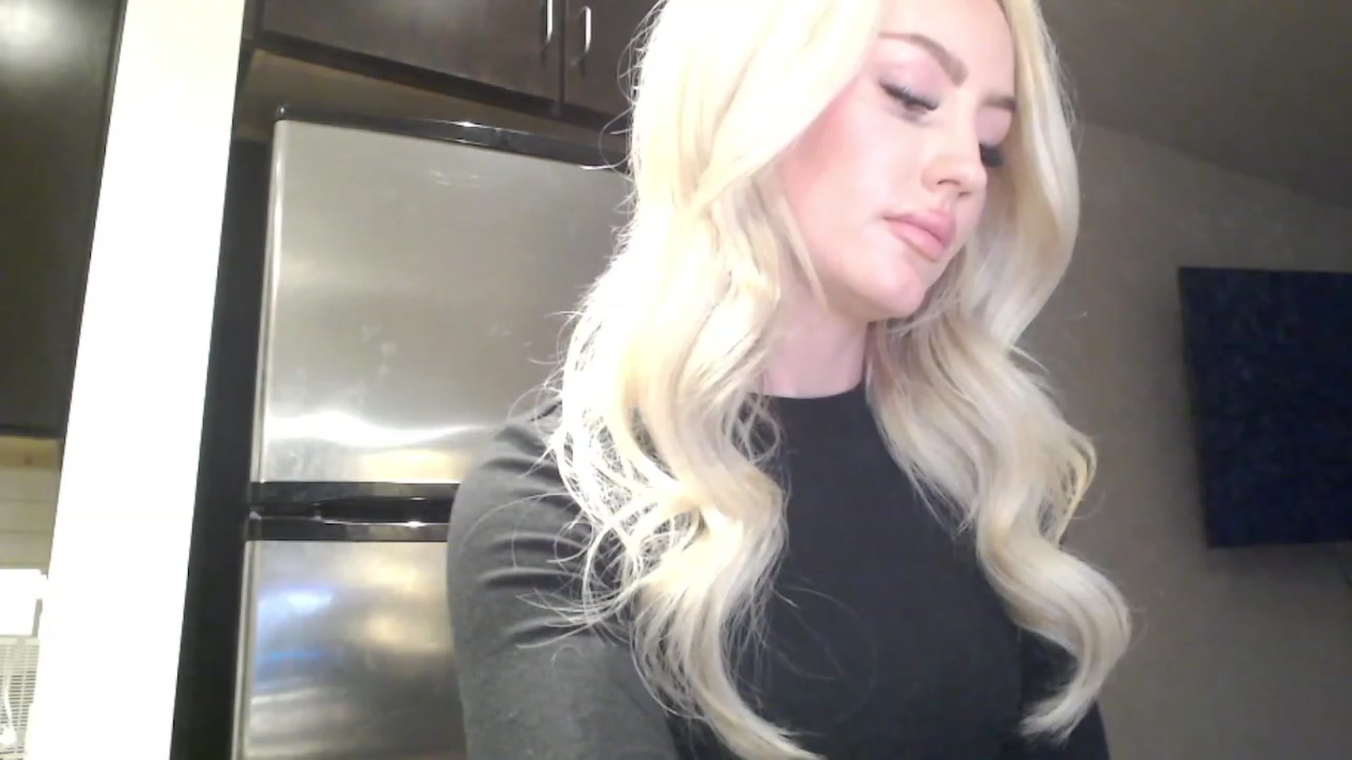 Gallery image thumbnail from Officialelsa's myfreecams stream on, 03/21/2023, 24:10 image 9 of 20