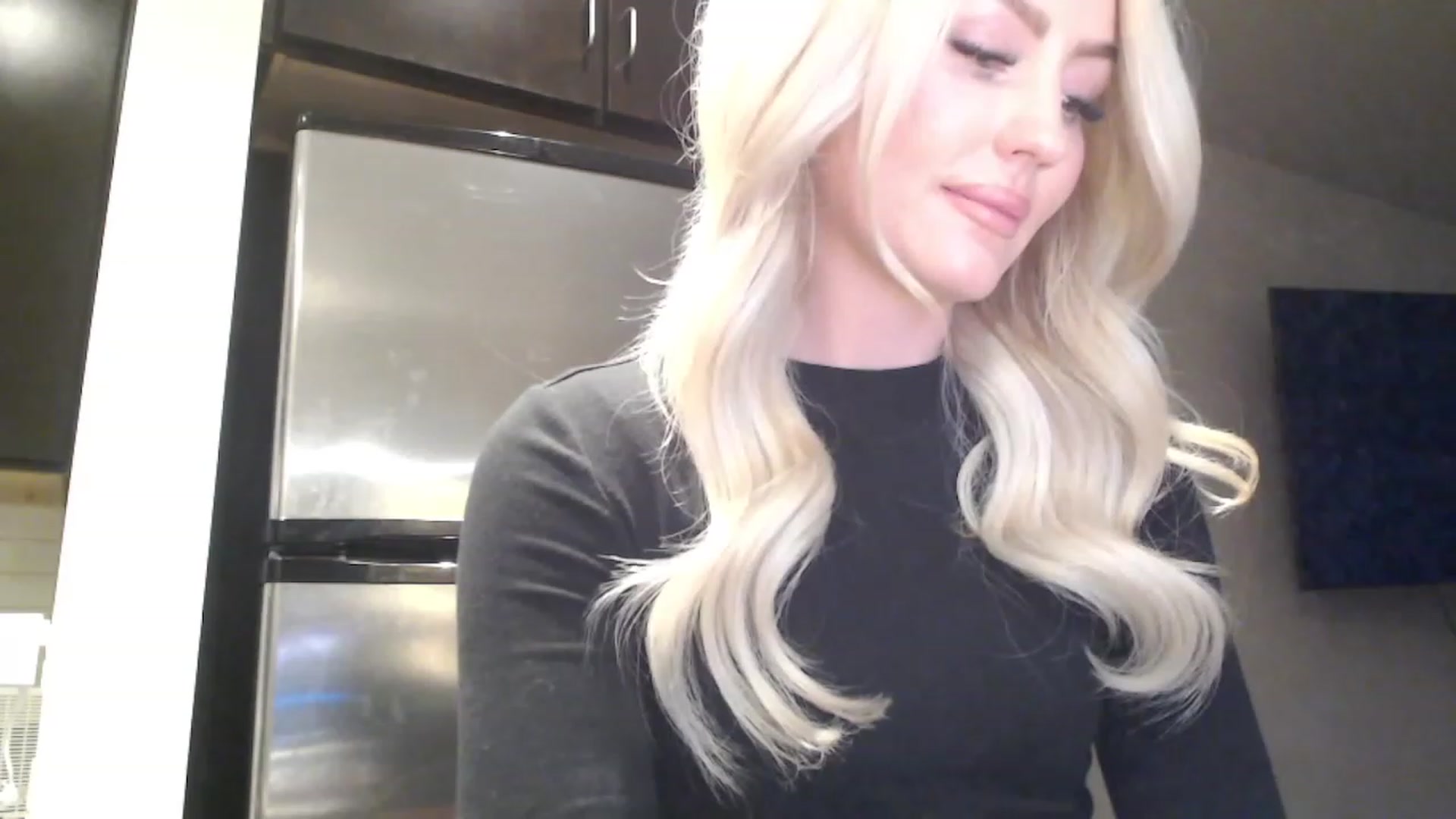 Gallery image thumbnail from Officialelsa's myfreecams stream on, 03/21/2023, 24:10 image 14 of 20