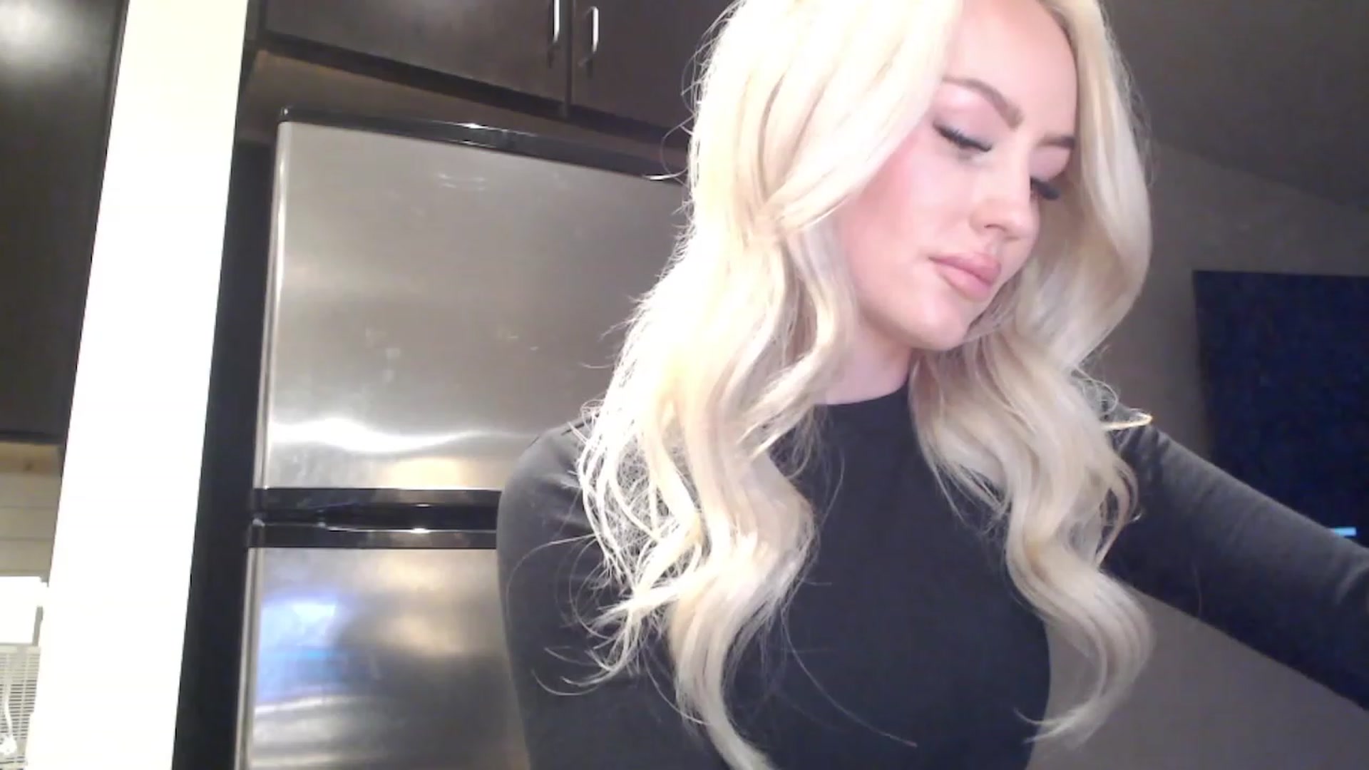 Gallery image thumbnail from Officialelsa's myfreecams stream on, 03/21/2023, 24:10 image 8 of 20