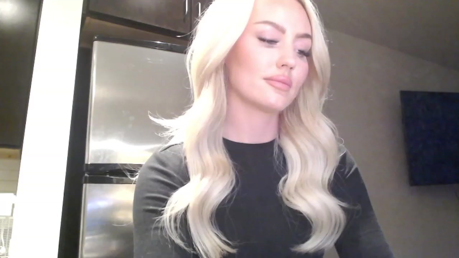 Gallery image thumbnail from Officialelsa's myfreecams stream on, 03/21/2023, 24:10 image 17 of 20