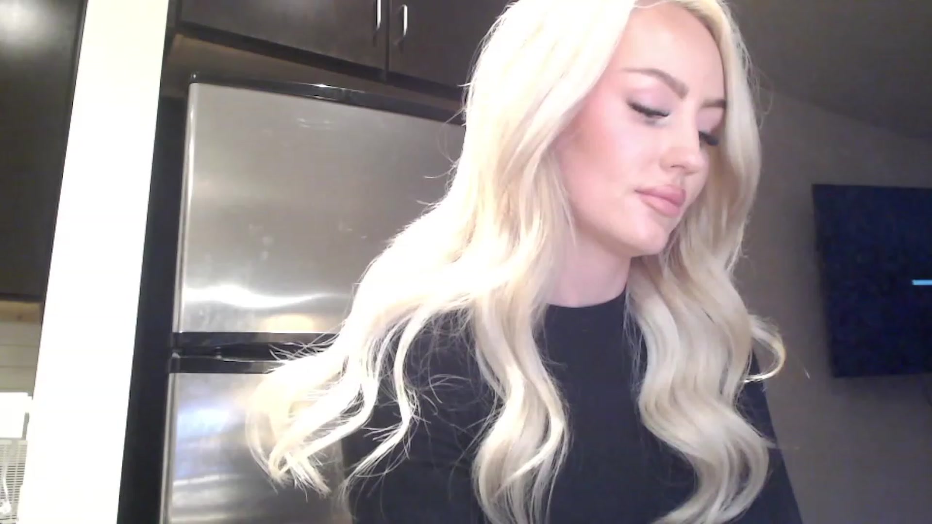 Gallery image thumbnail from Officialelsa's myfreecams stream on, 03/21/2023, 24:10 image 19 of 20