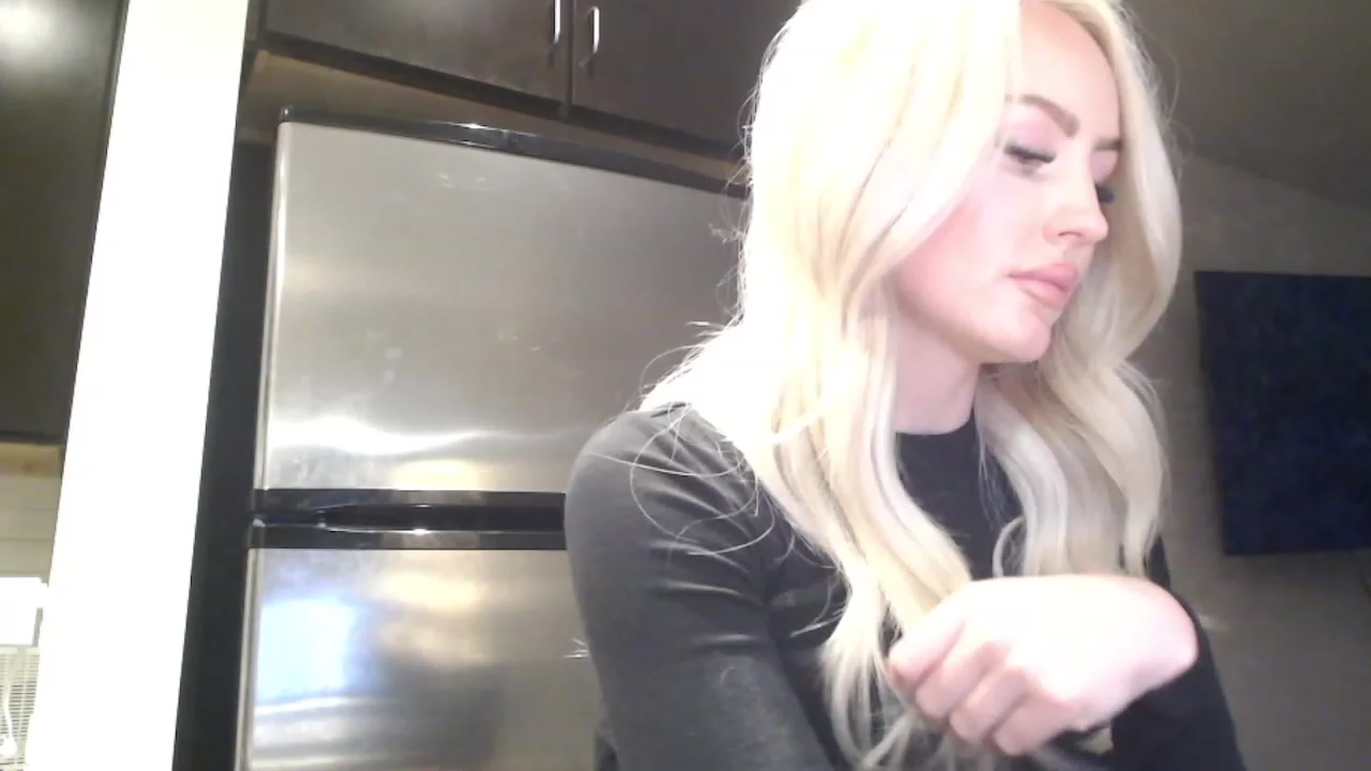 Gallery image thumbnail from Officialelsa's myfreecams stream on, 03/21/2023, 24:10 image 16 of 20