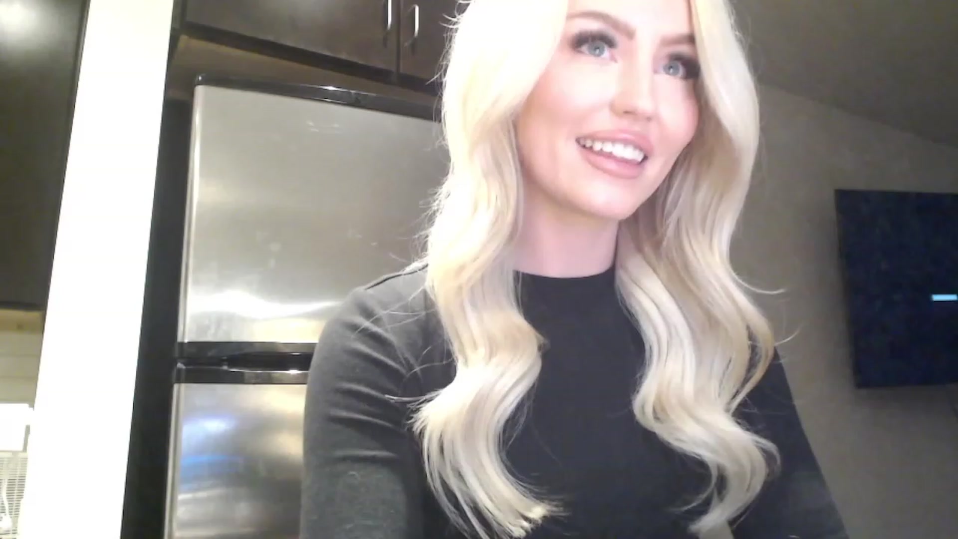Gallery image thumbnail from Officialelsa's myfreecams stream on, 03/21/2023, 24:10 image 10 of 20