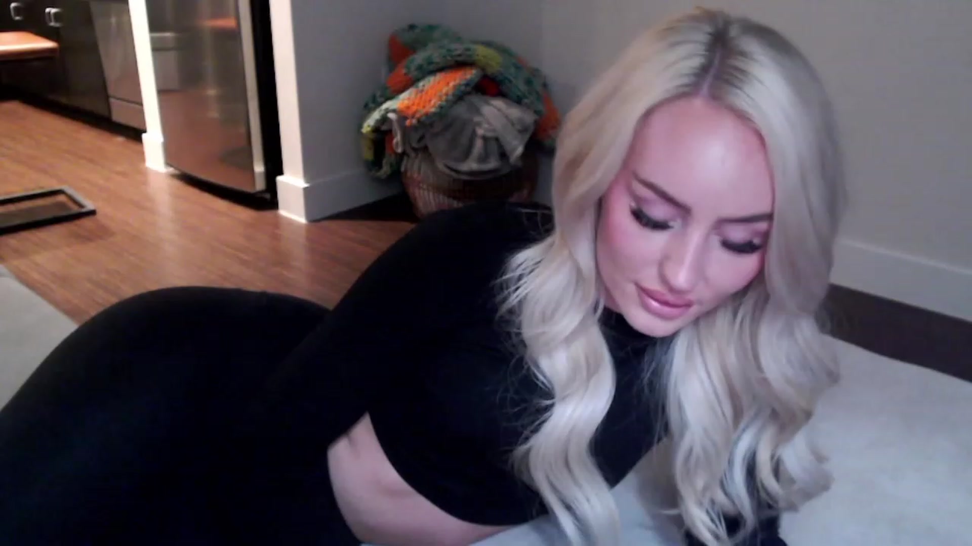 Gallery image thumbnail from Officialelsa's myfreecams stream on, 03/21/2023, 03:30 image 8 of 20