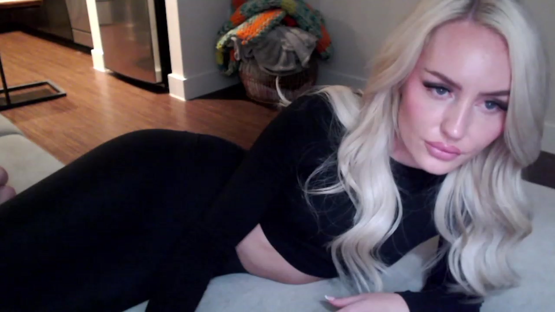 Gallery image thumbnail from Officialelsa's myfreecams stream on, 03/21/2023, 03:30 image 20 of 20
