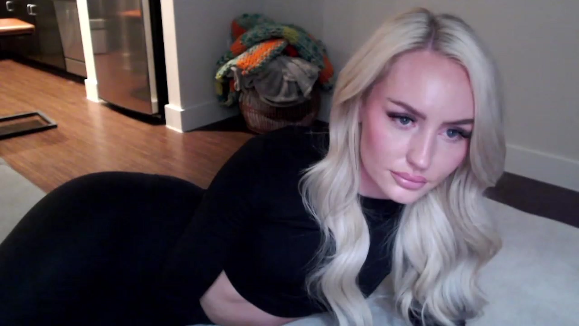 Gallery image thumbnail from Officialelsa's myfreecams stream on, 03/21/2023, 03:30 image 9 of 20