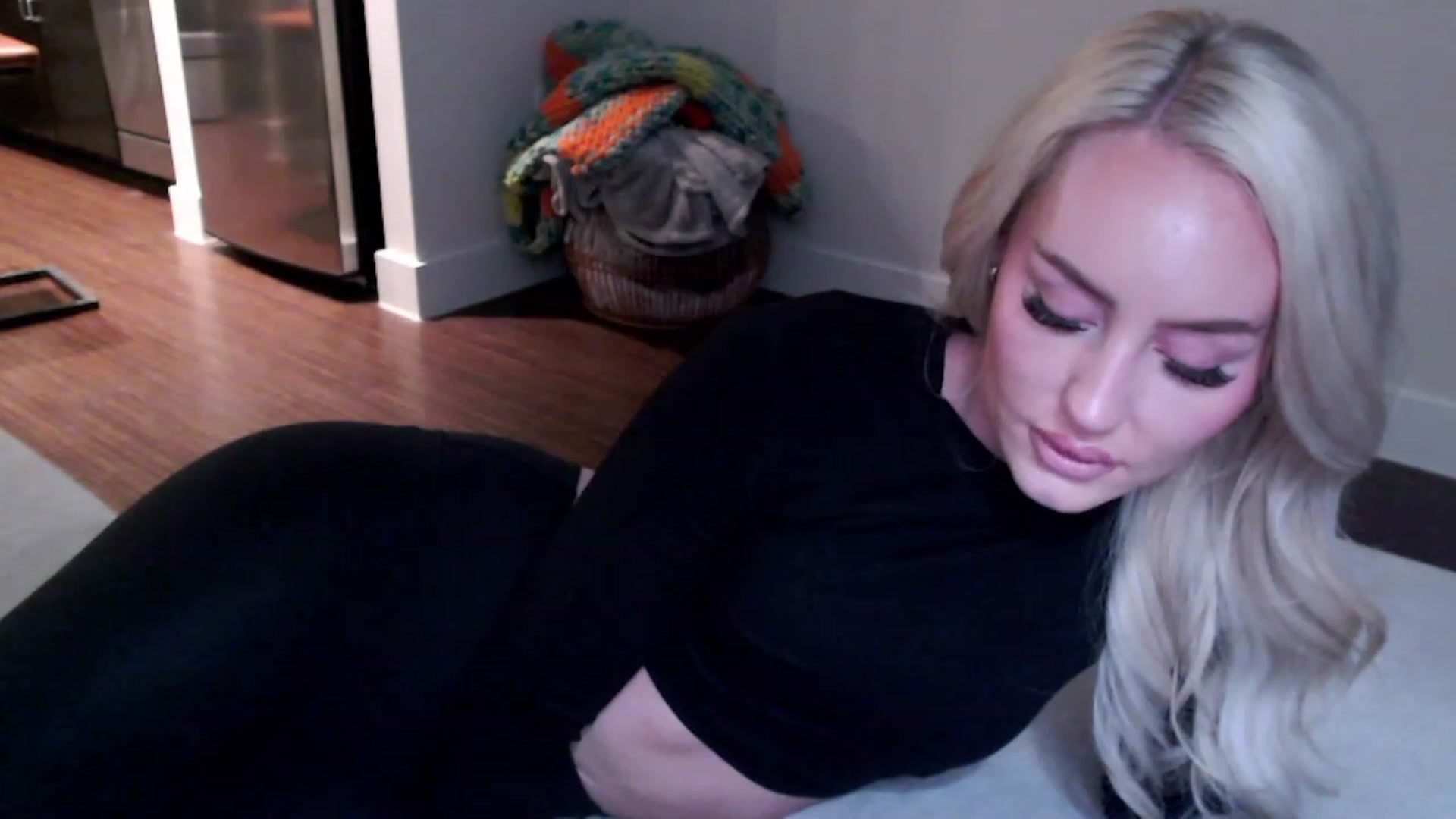 Gallery image thumbnail from Officialelsa's myfreecams stream on, 03/21/2023, 03:30 image 1 of 20