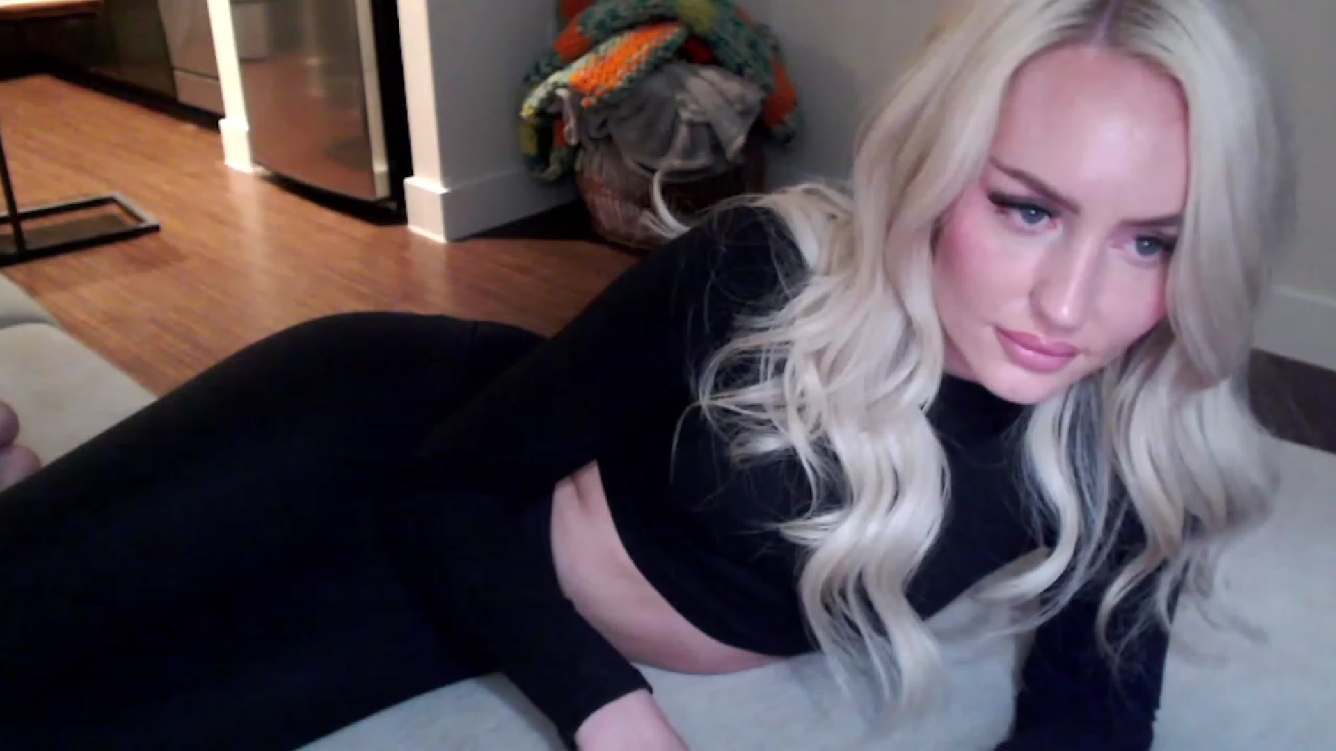 Gallery image thumbnail from Officialelsa's myfreecams stream on, 03/21/2023, 03:30 image 19 of 20