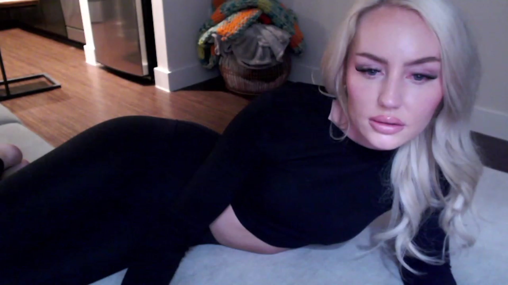 Gallery image thumbnail from Officialelsa's myfreecams stream on, 03/21/2023, 03:30 image 17 of 20