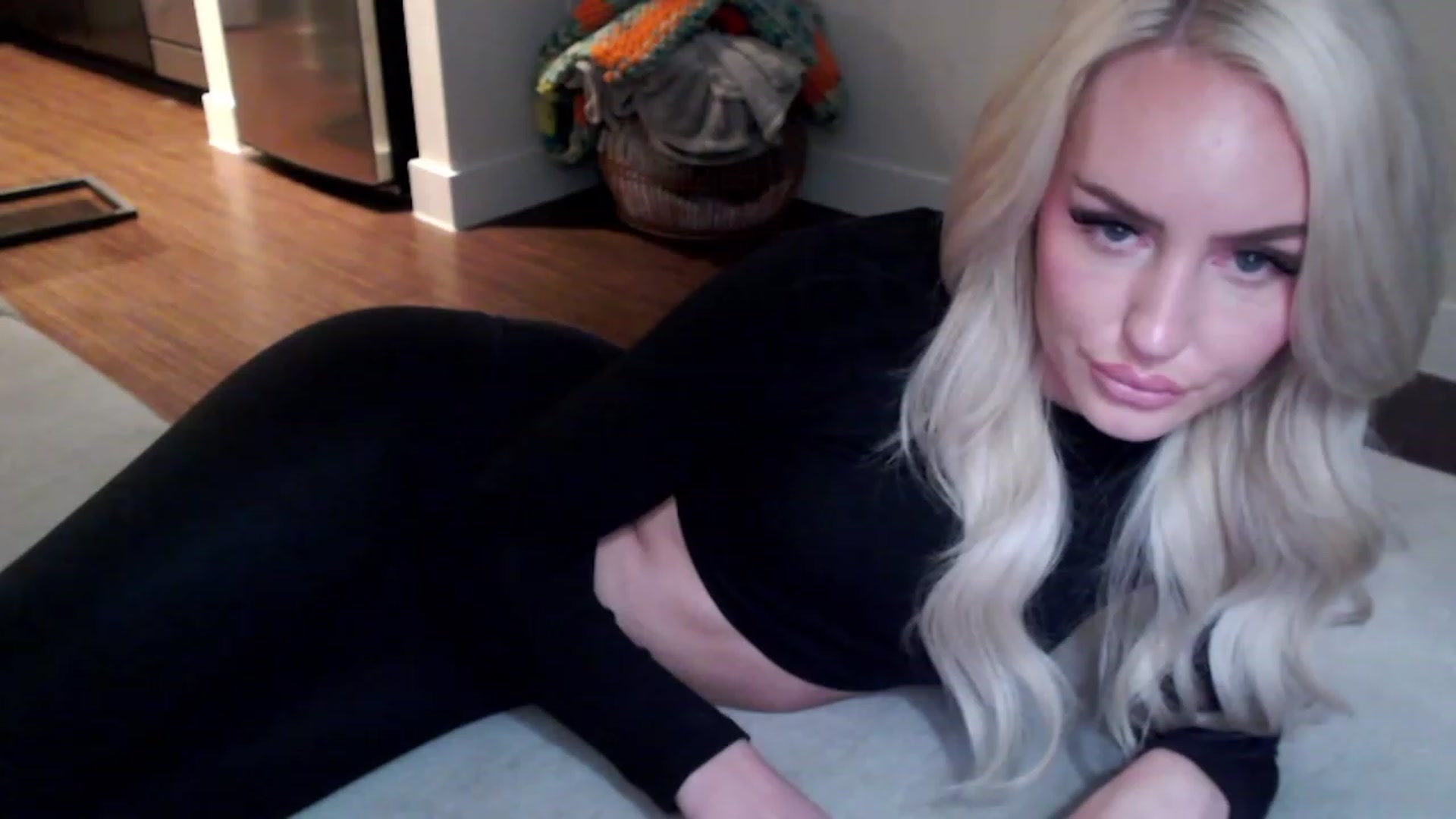 Gallery image thumbnail from Officialelsa's myfreecams stream on, 03/21/2023, 03:30 image 7 of 20