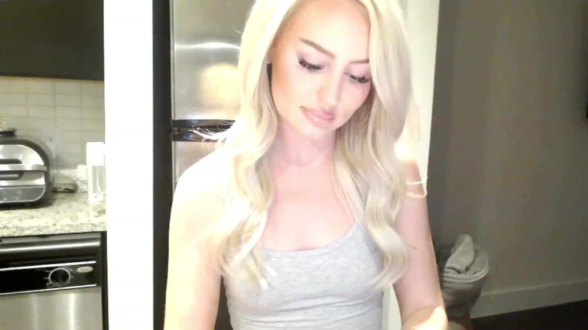 Gallery image thumbnail from Officialelsa's myfreecams stream on, 03/23/2023, 24:37 image 15 of 20