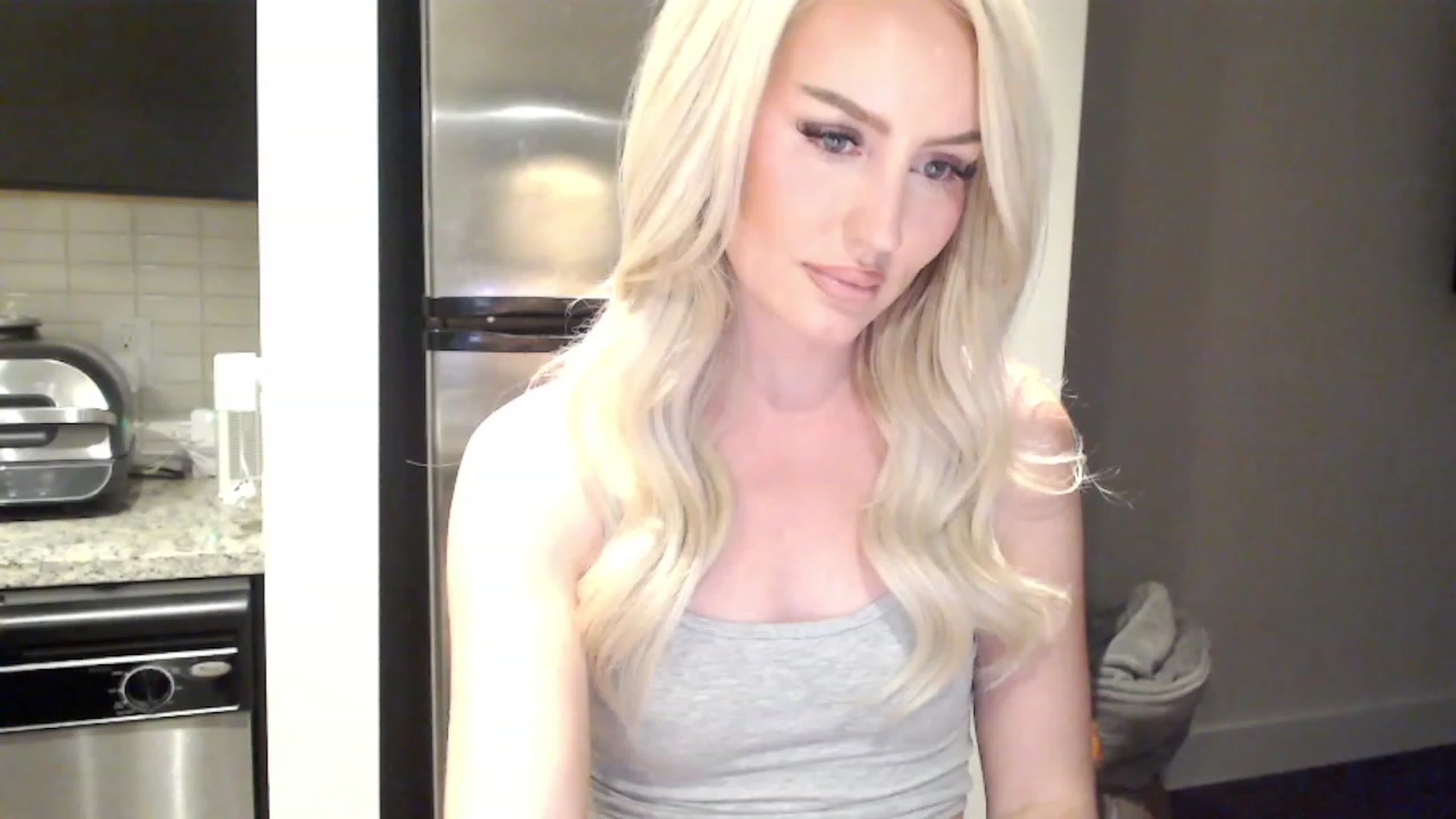 Gallery image thumbnail from Officialelsa's myfreecams stream on, 03/23/2023, 24:37 image 19 of 20